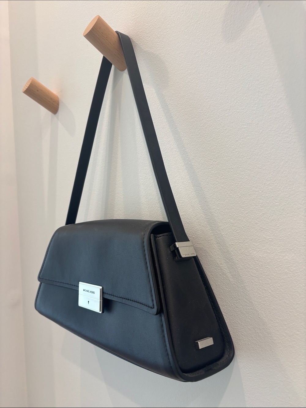 Michael Kors Medium Ludlow Shoulder Bag in Leather - Picture 11 of 14